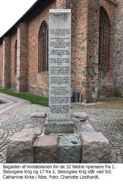 Bagsiden af mindestenen for de 32 faldne ripensere fra 1. Slesvigske Krig og 17 fra 2. Slesvigske Krig står ved Sct. Catharinæ Kirke i Ribe. Foto: Charlotte Lindhardt.